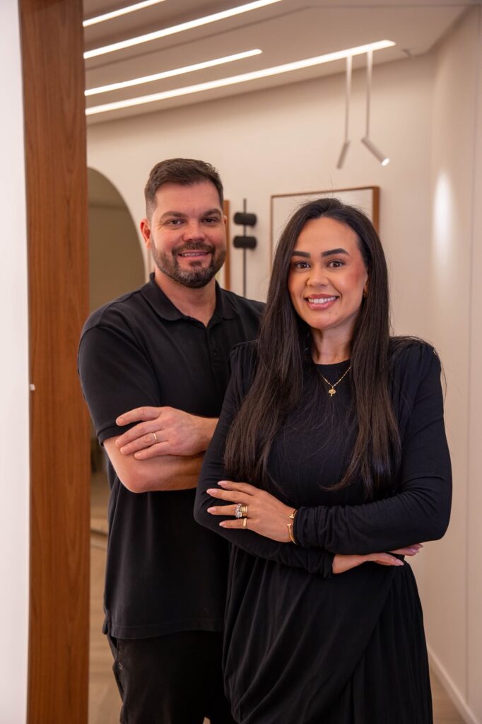 Casal no showroom da Luzen Iluminação